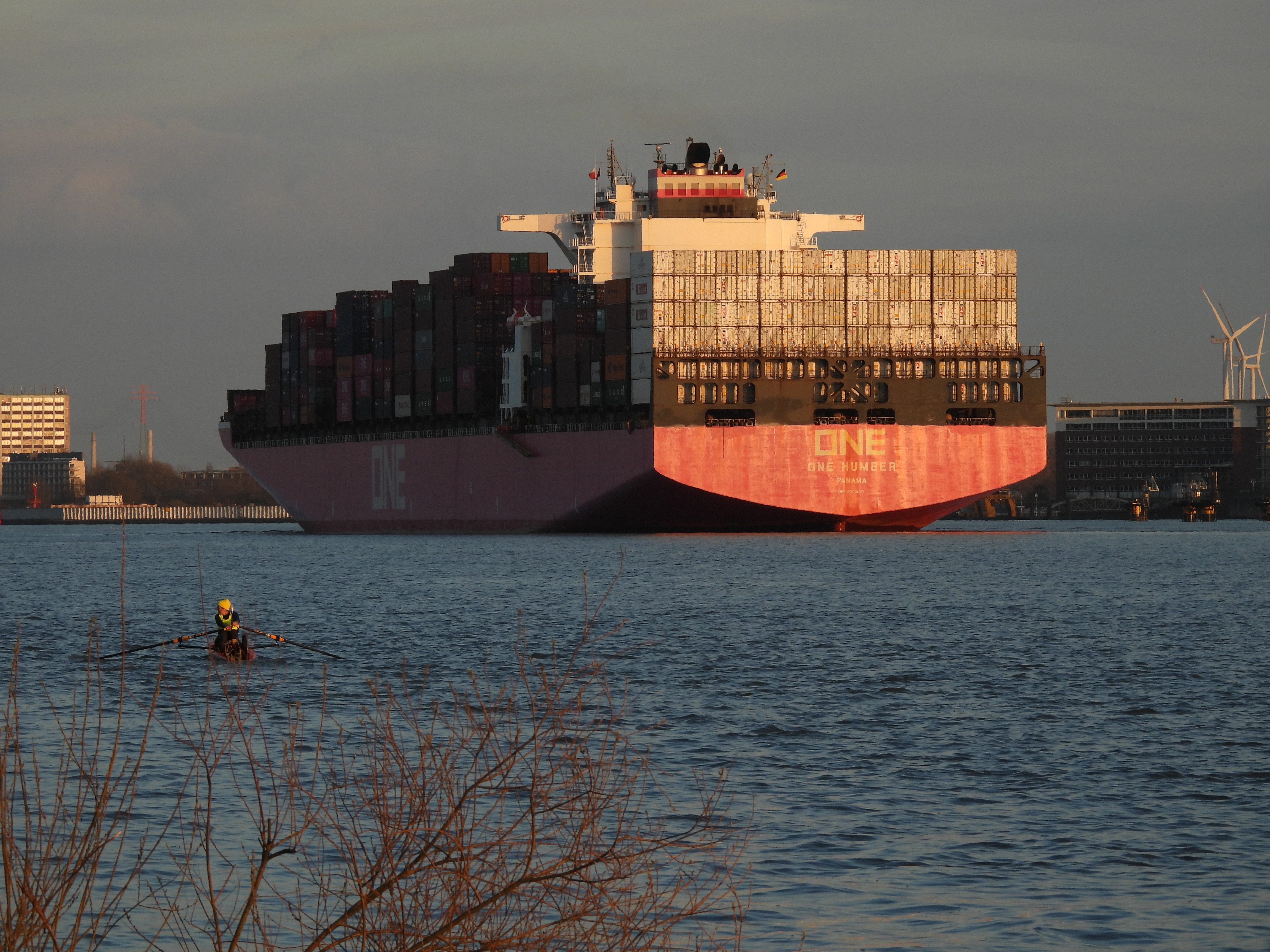 Vollgepackt mit Containern fährt der Großfrachter "One Humber" auf der Elbe am Flugzeuwerk von Airbus vorbei
