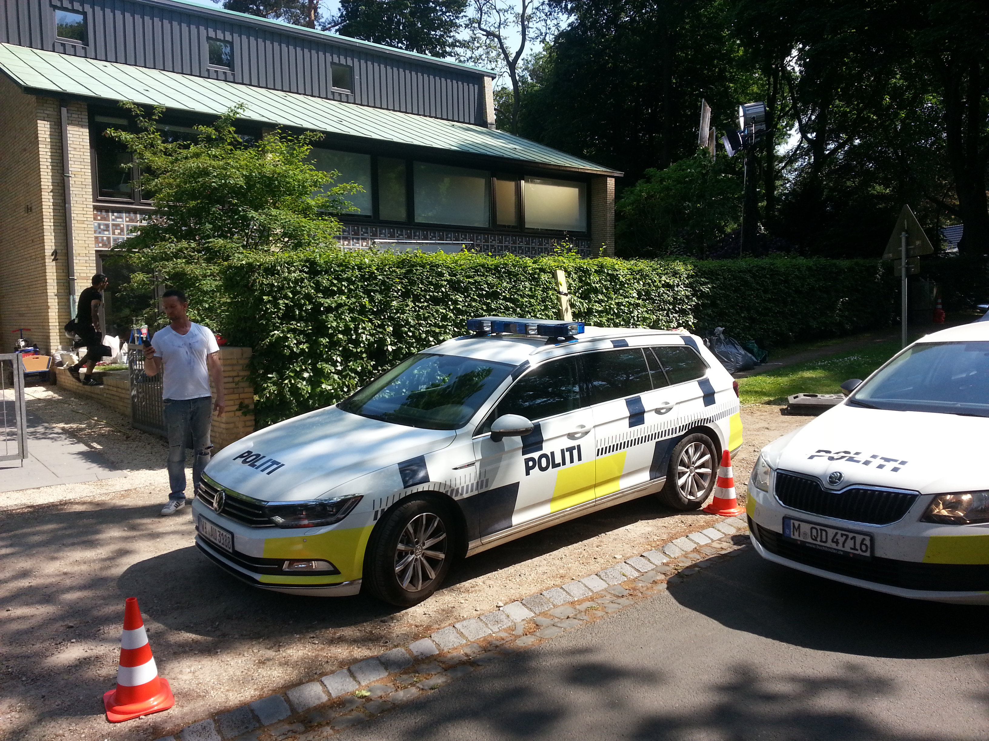 Filmlocation Siebenbuchen in Blankenese - ein dänisches Polizeiauto steht vor dem Drehort