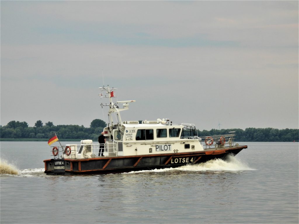 Versetzboot Lotse 4 auf der Elbe