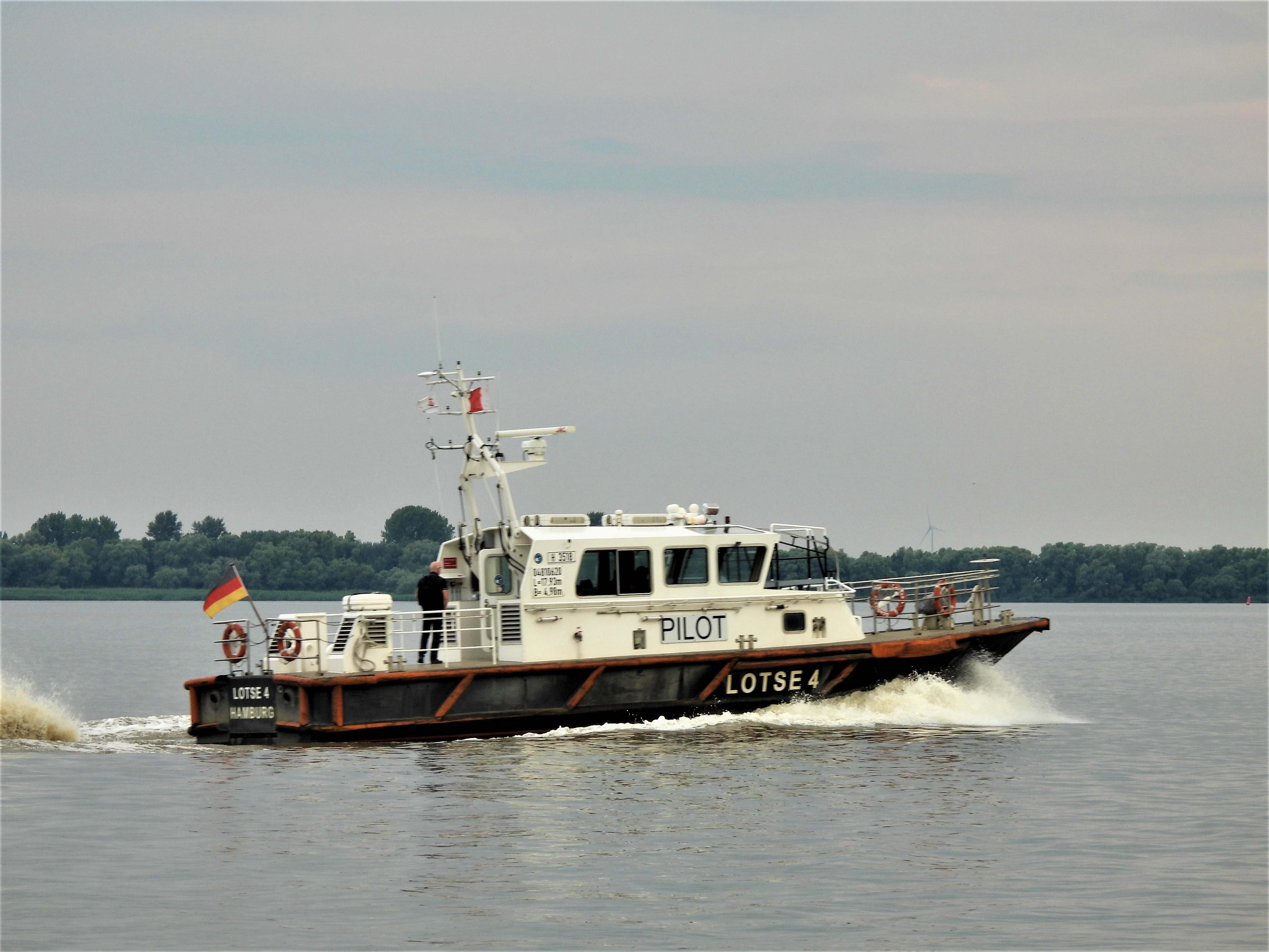170-Schiffe-LOTSE-4-Hamburg-Wasser-Hafen-Elbe-Fluss-DSCN9371