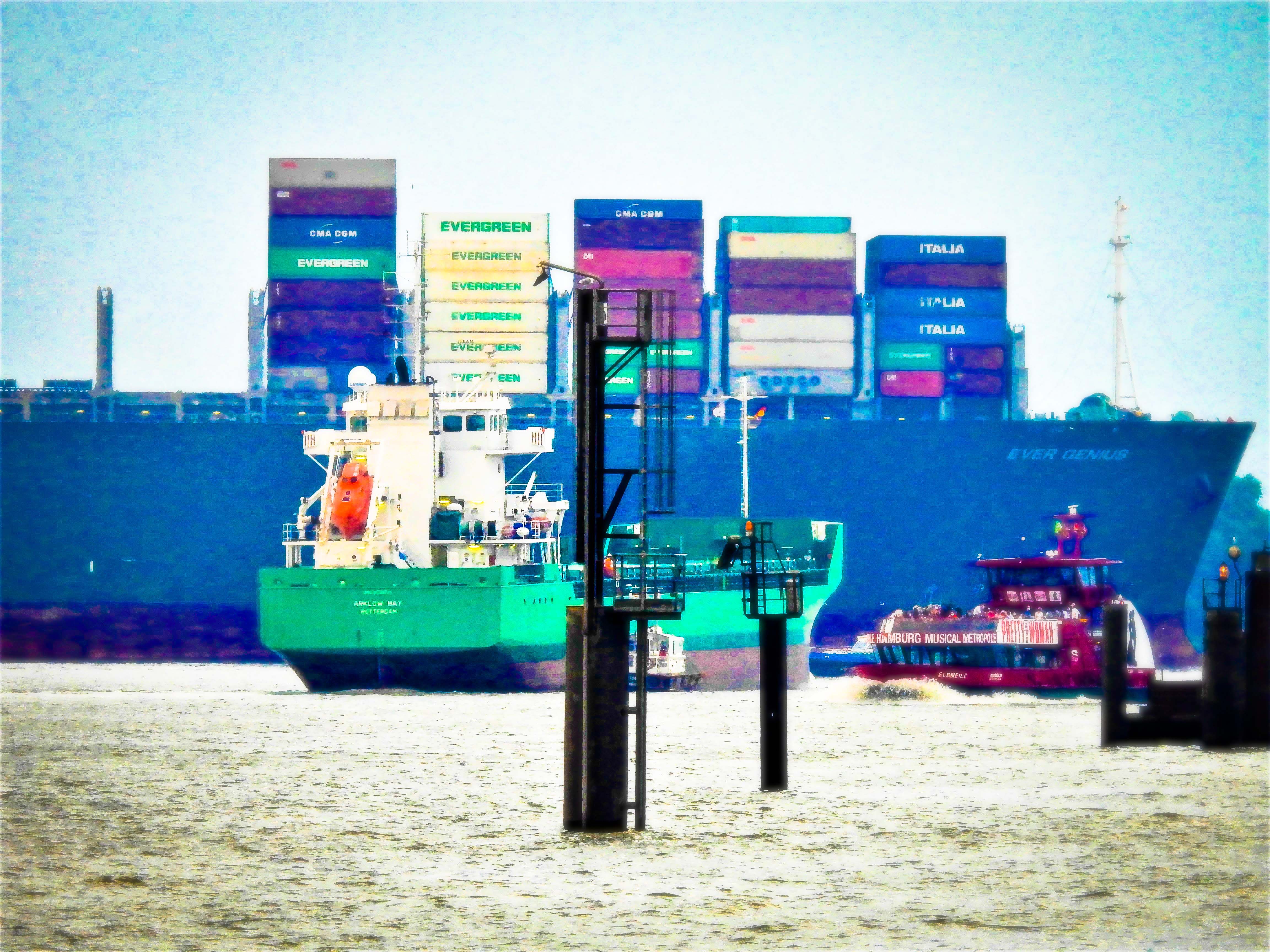 171-Schiffe-Containerfrachter-EVER-GENIUS-Hamburg-Wasser-Hafen-Elbe-Fluss-DSCN9452_edited-Alle-Schiffe-stehen-still-wenn-ein-Megaboot-es-will_edited