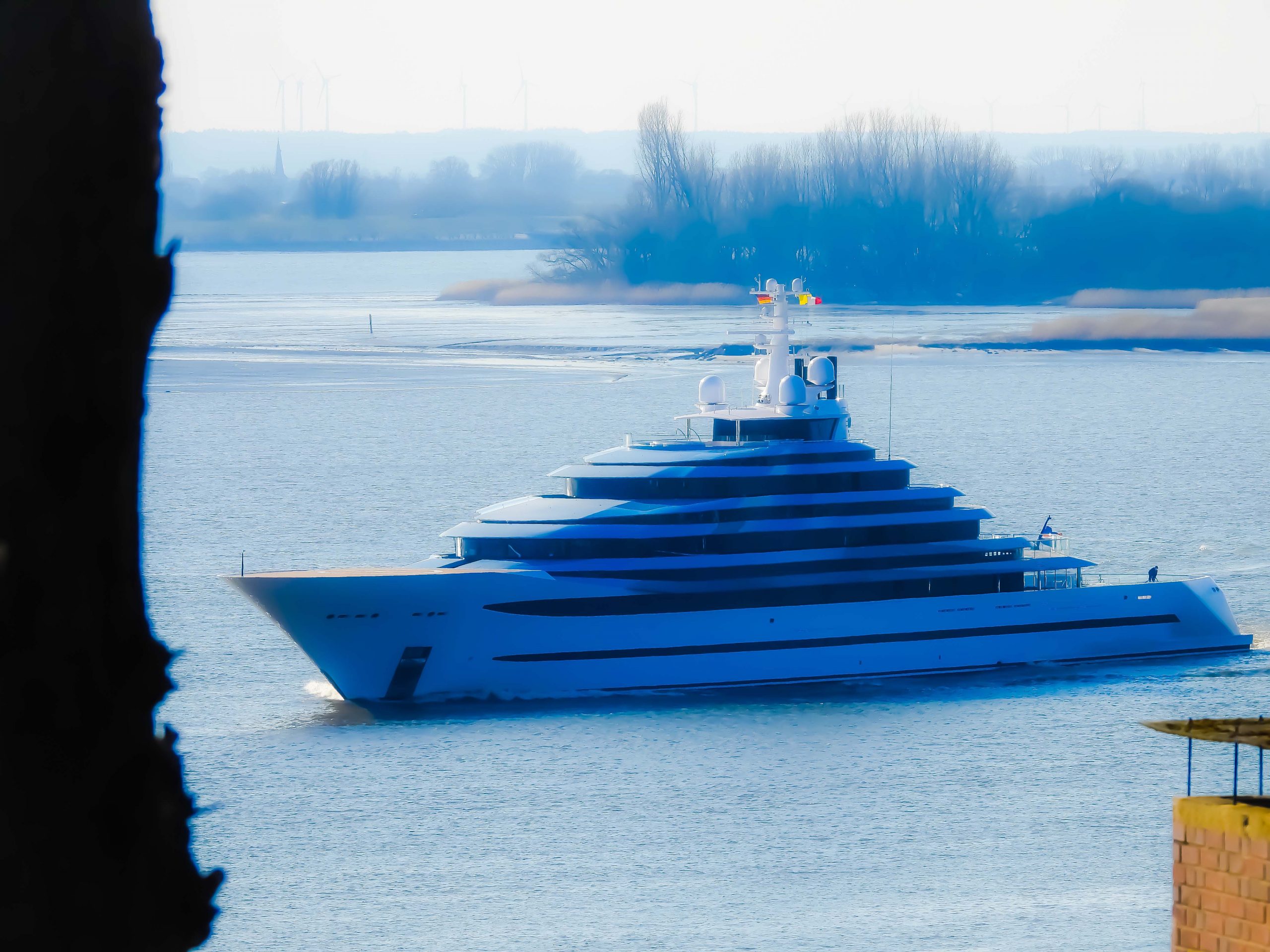 241-KAOS-Superjacht-Superyacht-Elbe-Hamburg-Schifffahrt-Seefahrt-US-Oligarchin-DSCN3649_edited