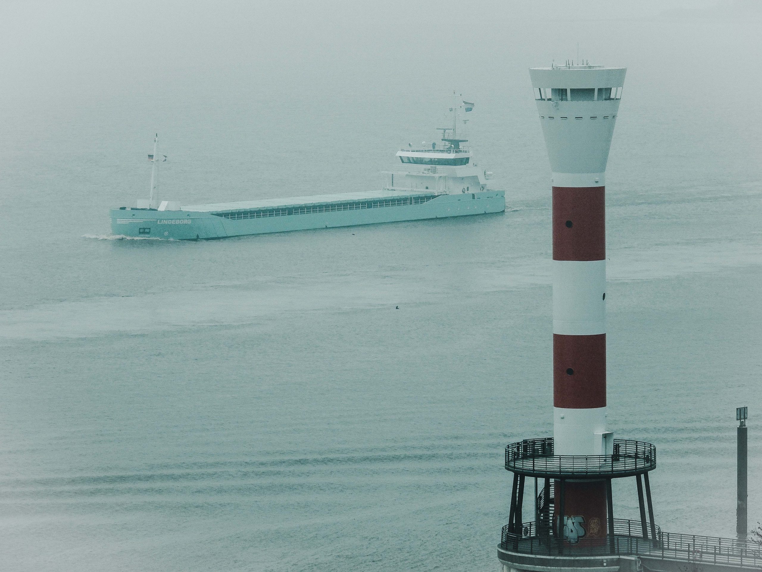 228a-LINDEBORG-Frachtschiff-Schiffe-Wasser-Blankenese-Hafen-Elbe-Fluss-nebel-DSCN2515_edited