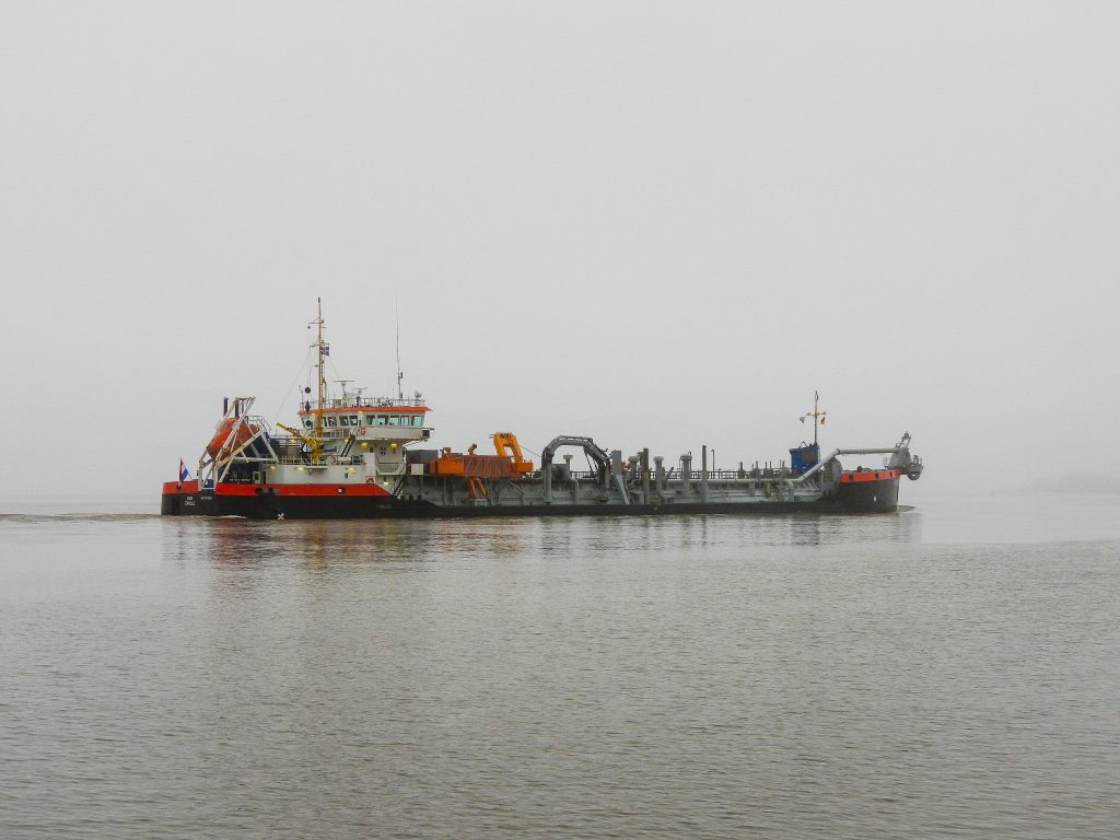 Saugbagger im Nebel auf der Elbe vor Blankenese