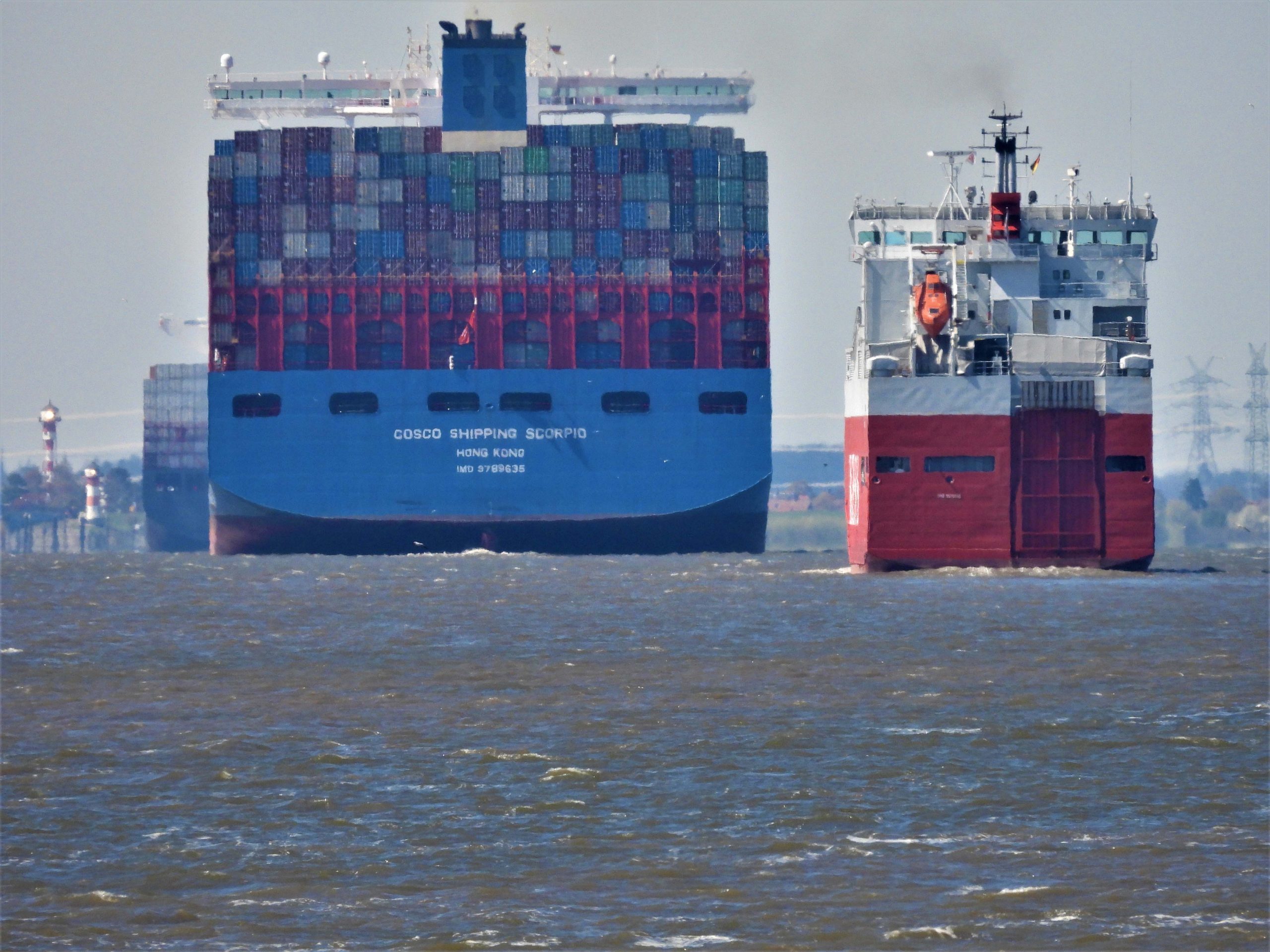 100c-Schiffe-Frachter-MAIN-HIGHWAY-und-COSCO-Shipping-Scorpio-Hamburg-Hafen-Elbe-DSCN7532