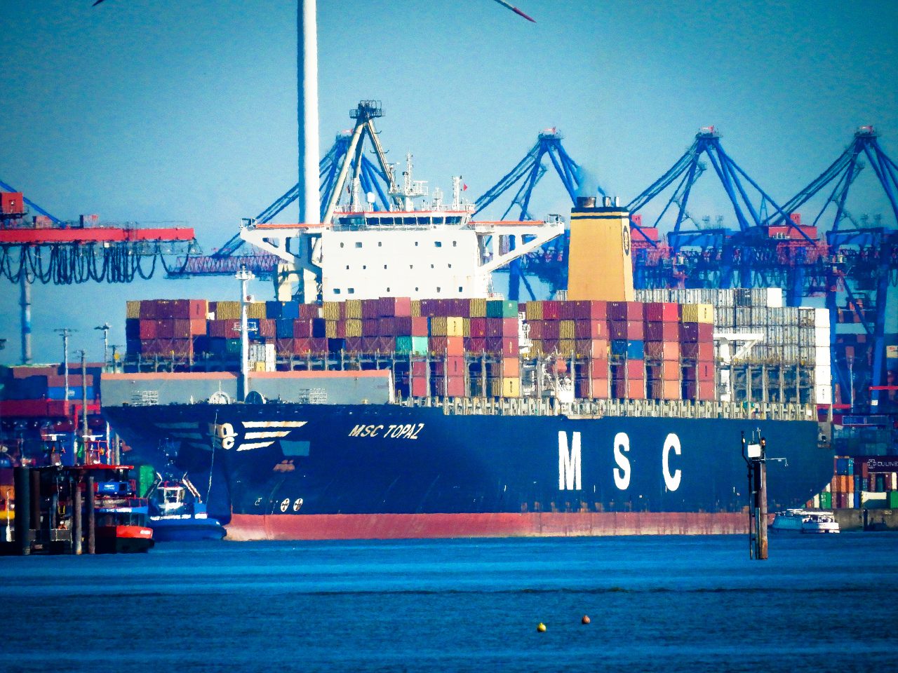 MSC Topaz verlässt Hamburger Hafen