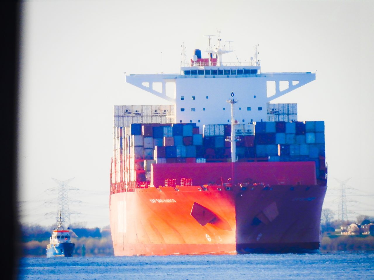 Maersk Schiff in Rot vor Blankenese