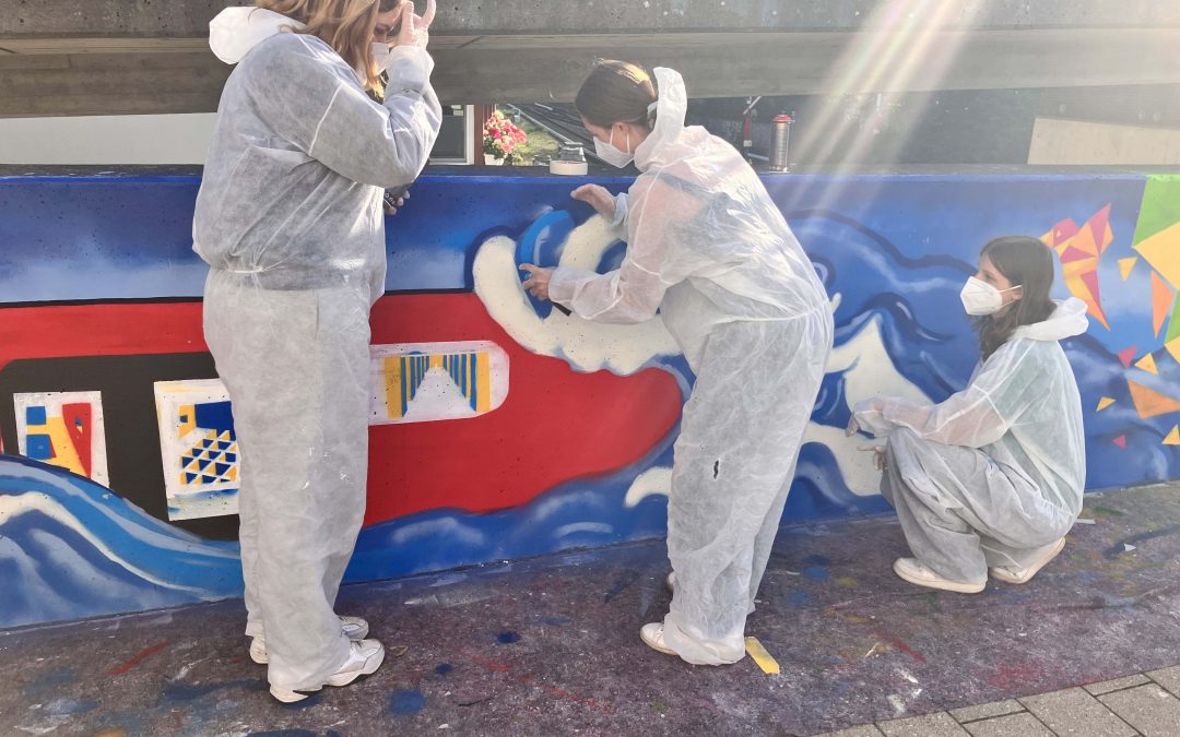 Graffiti-Kunst am S- Bahnhof Blankenese: Die Kunstklasse 10d der Stadtteilschule Blankenese gestaltet 12-Meter-Wand