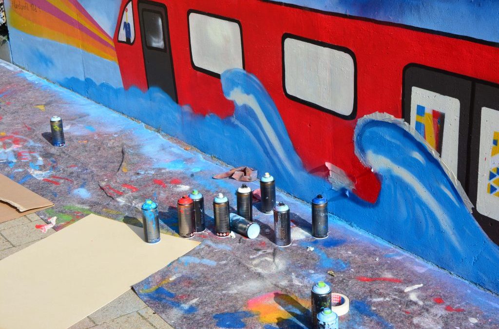 Graffiti am Bahnhof beschädigt