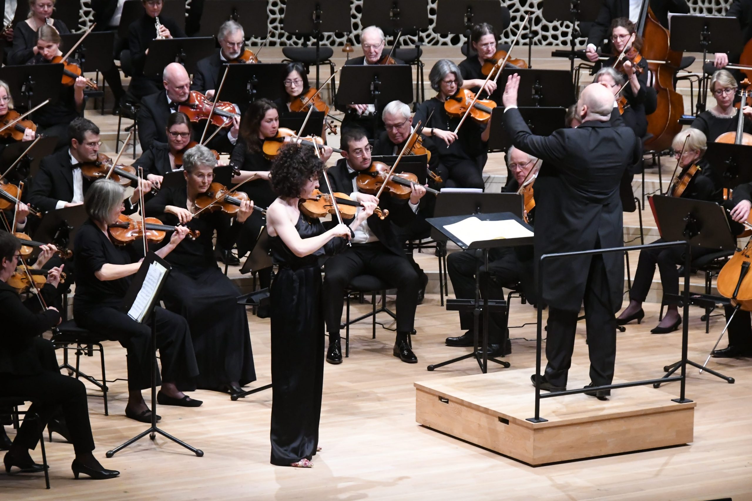 Benefizkonzert-220224_Haydn-Orchester-Solistin-Sarah-Christian-Konzert_Foto-Henning-Fix