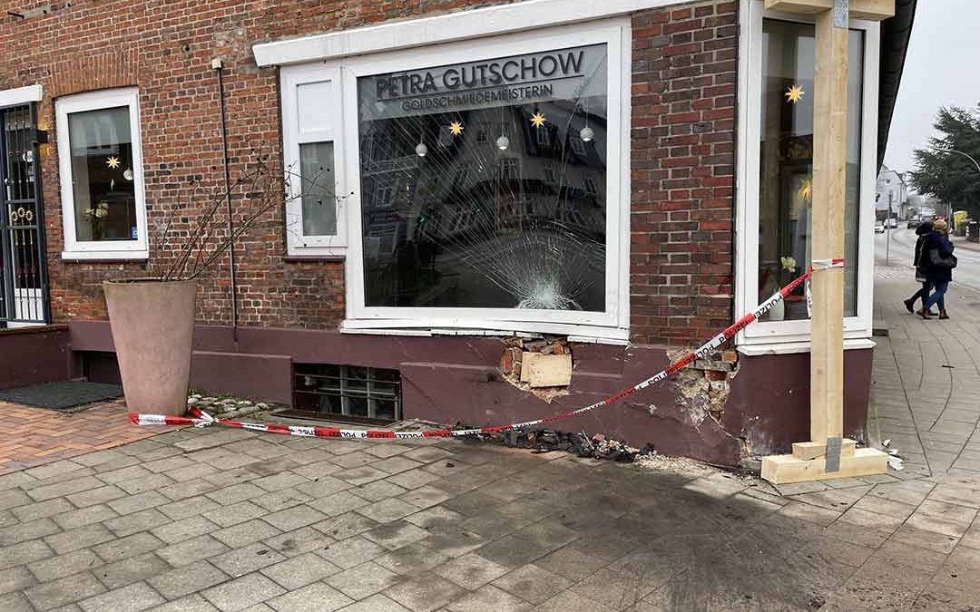 SUV kracht in historische Hauswand