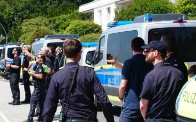 Übung der Polizei und der Feuerwehr am Elbstrand