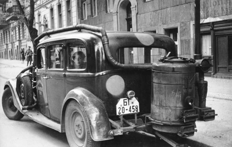 Bundesarchiv_Bild_183-V00670A _Berlin _Auto_mit_Holzgasantrieb
