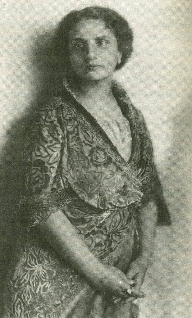 Ida D. im Festkleid