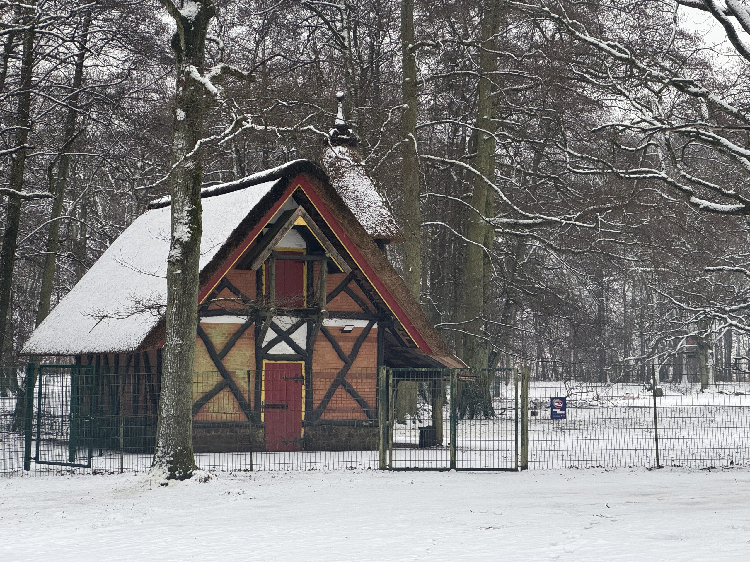 Das verschneite Tierhaus im Hirschpark