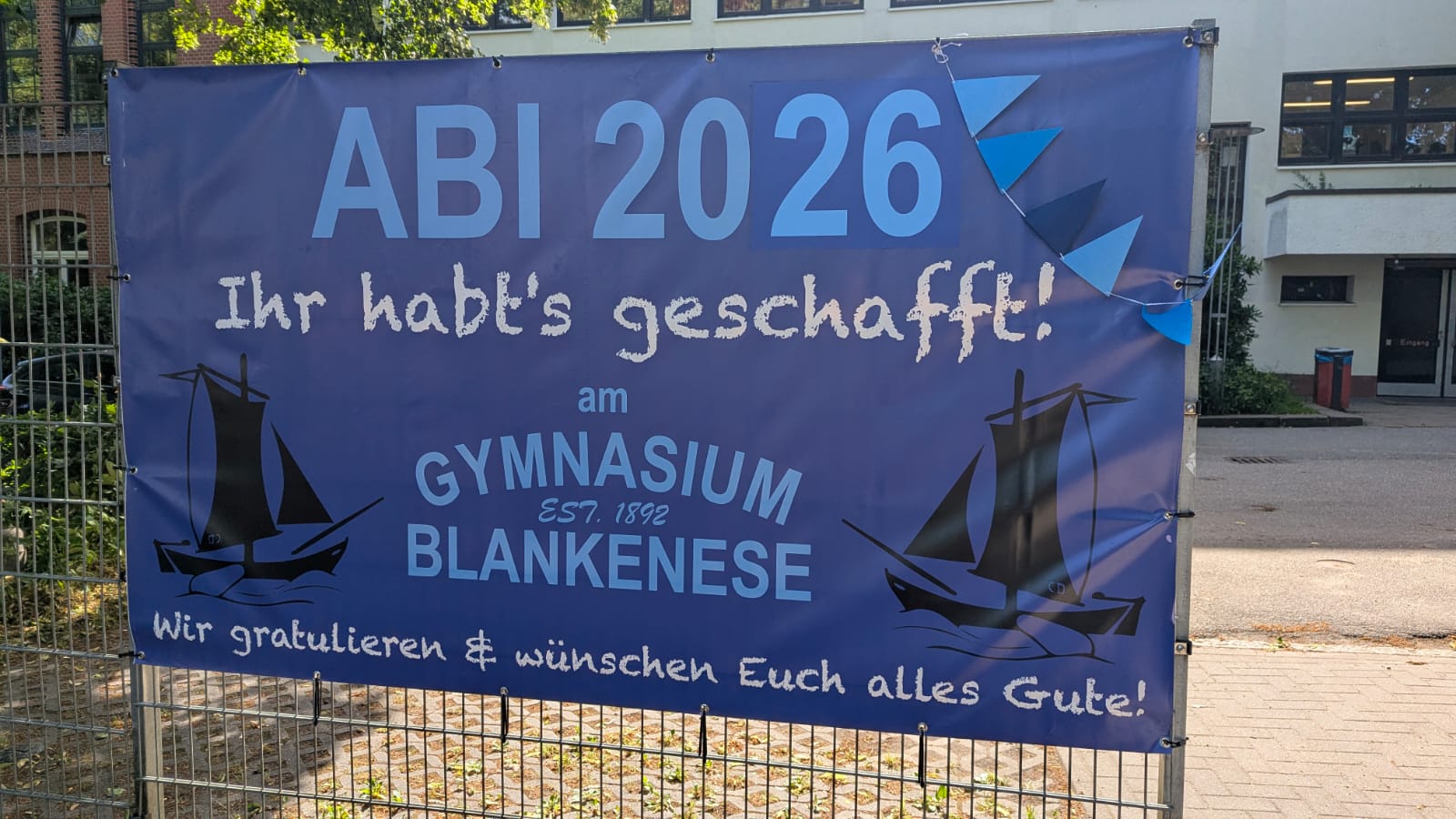 WhatsApp Image 2026-07-03 at 10.10.40 Ein Plakat vor dem Gymnasium Blankenese mit den Glückwünschen für die Abiturienten des Jahrgangs 2026.