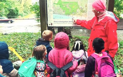 „Elb-Oma“ Renate Veelken unterrichtet Grundschüler über die Gefahren am Elbufer