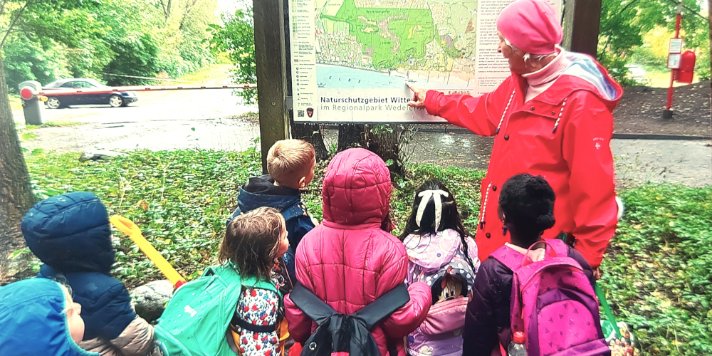 Veelken.Kindergruppe vor Schild .1