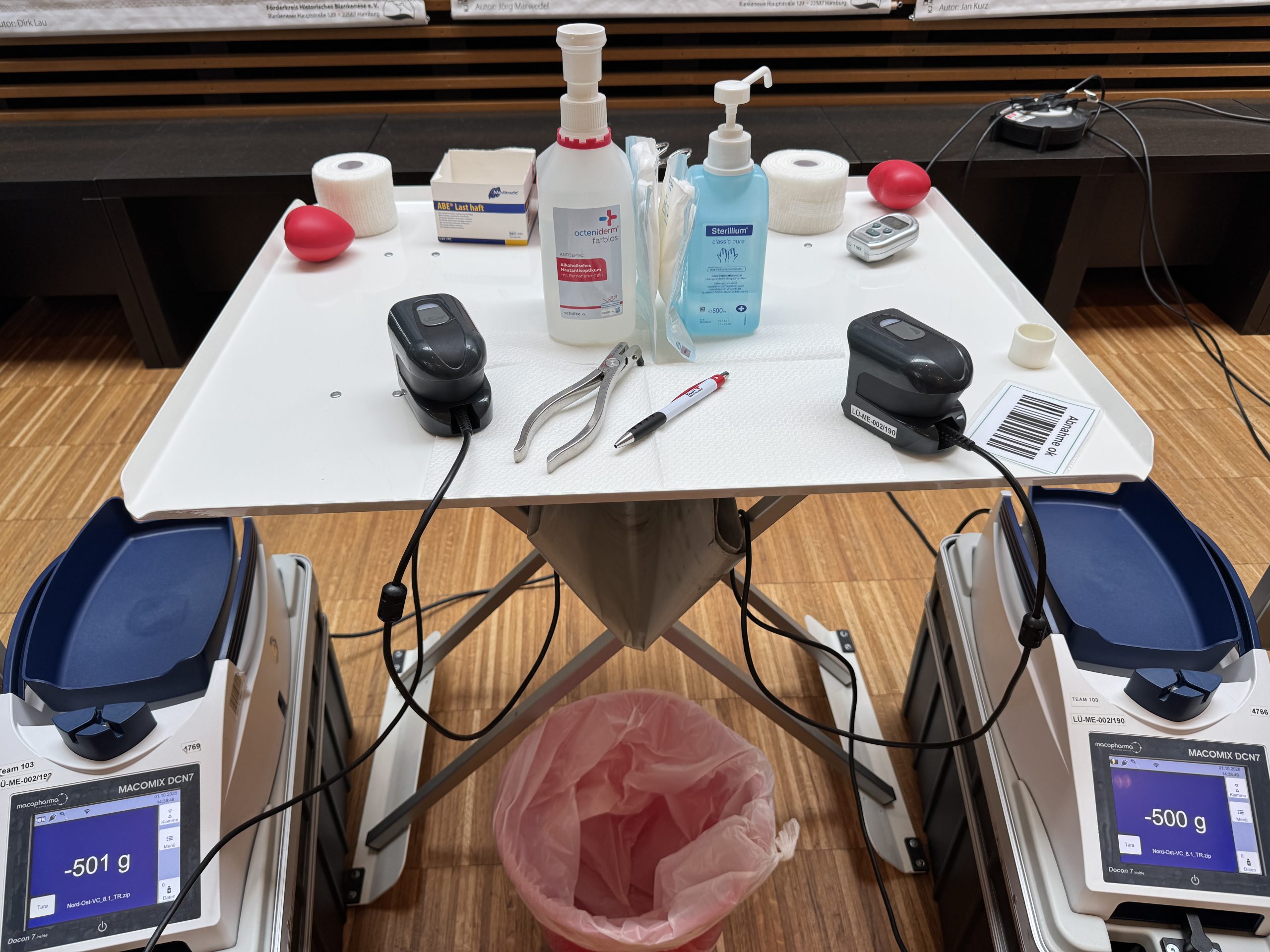 Ein Beistelltisch mit medizinischen Apparaturen