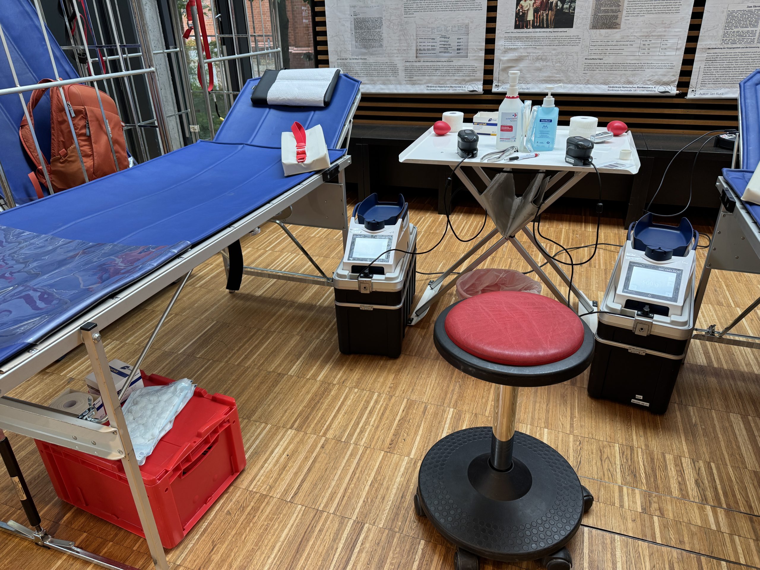 Eine Liege zum Blutspenden.